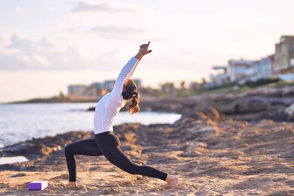 Joven Hermosa Deportista Practicando Yoga Entrenador Enseñanza Guerrero Pose Playa — Foto de Stock