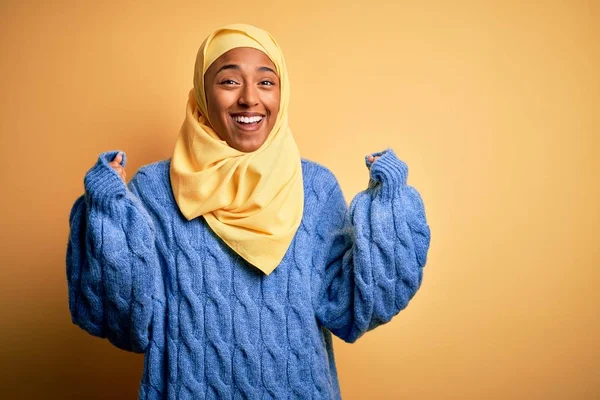 Junge Afrikanisch Amerikanische Afro Frau Trägt Muslimischen Hijab Über Isoliertem — Stockfoto