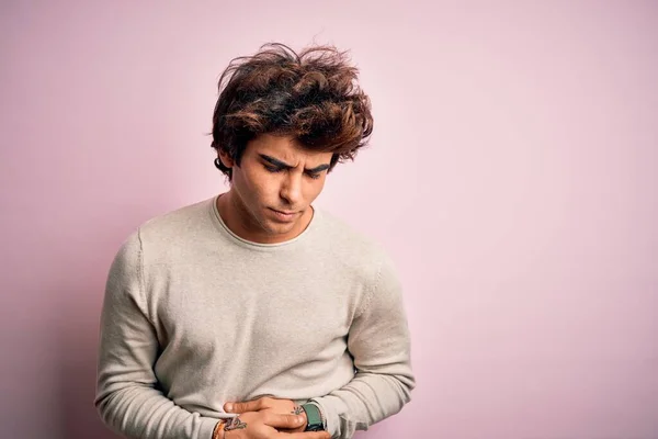 Joven Hombre Guapo Con Camiseta Casual Pie Sobre Fondo Rosa —  Fotos de Stock