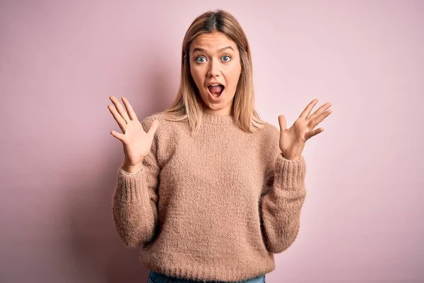 Jonge Mooie Blonde Vrouw Dragen Winterwol Trui Roze Geïsoleerde Achtergrond — Stockfoto