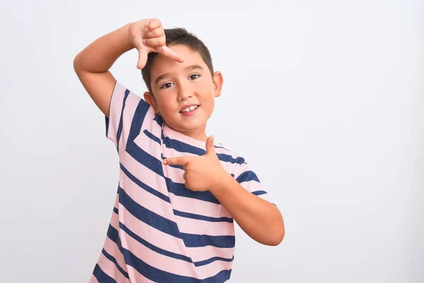 Mooie Jongen Draagt Casual Gestreepte Shirt Staan Geïsoleerde Witte Achtergrond — Stockfoto