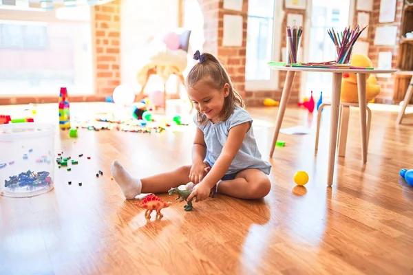 Jovem Menina Loira Bonita Que Gosta Jogar Escola Com Brinquedos — Fotografia de Stock