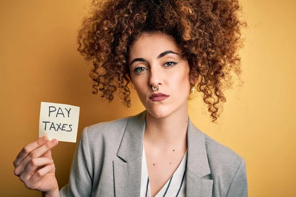 Joven Mujer Negocios Con Cabello Rizado Sosteniendo Pagar Impuestos Para —  Fotos de Stock