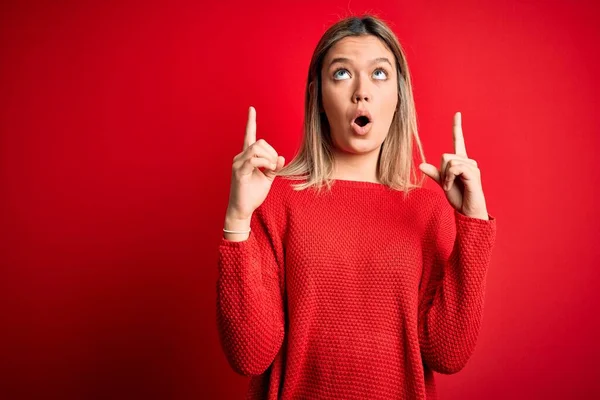 Junge Schöne Blonde Frau Trägt Lässigen Pullover Über Rotem Isolierten — Stockfoto