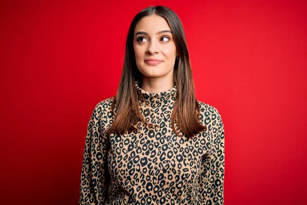 Jong Mooi Brunette Vrouw Dragen Casual Trui Staan Rood Achtergrond — Stockfoto