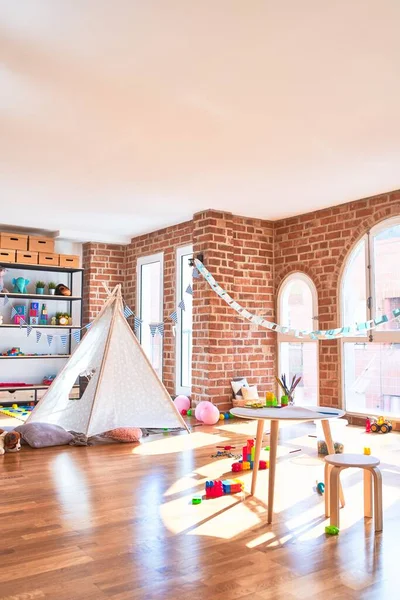 Imagen Sala Juegos Preescolar Con Muebles Coloridos Juguetes Alrededor Del —  Fotos de Stock