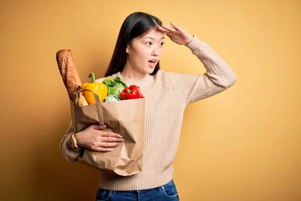 Young Asian Woman Holding Paper Bag Fresh Healthy Groceries Yellow — Stock Photo, Image