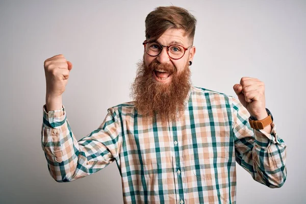 Hezký Irský Zrzavý Muž Vousy Brýlemi Hipsterskou Košilí Oslavující Překvapení — Stock fotografie