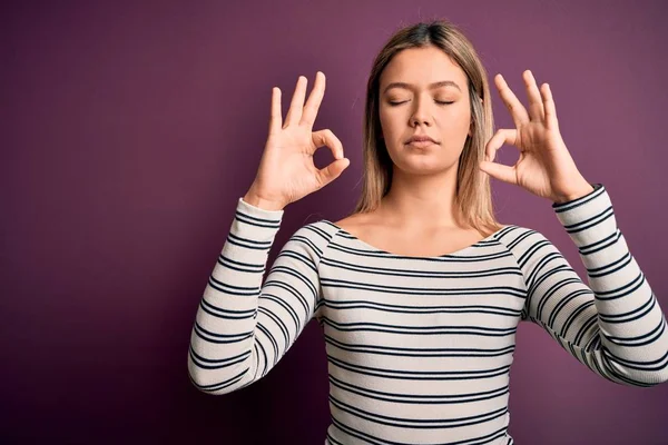 Jovem Mulher Loira Bonita Vestindo Camisa Listrada Casual Sobre Fundo — Fotografia de Stock