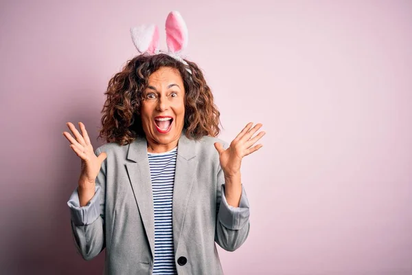 Middelbare Leeftijd Mooie Vrouw Het Dragen Van Konijnenoren Staan Geïsoleerde — Stockfoto