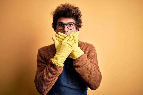 Jovem Limpador Bonito Homem Vestindo Avental Luvas Sobre Fundo Amarelo — Fotografia de Stock