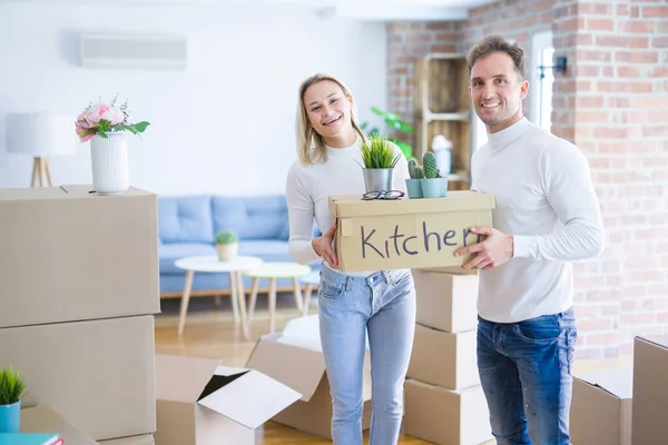 Jong Mooi Paar Bewegende Kartonnen Dozen Bij New Home — Stockfoto