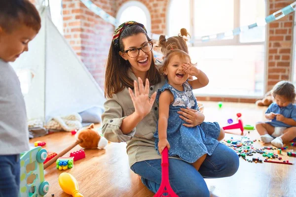 Bella Insegnante Gruppo Bambini Che Giocano Giro Sacco Giocattoli All — Foto Stock