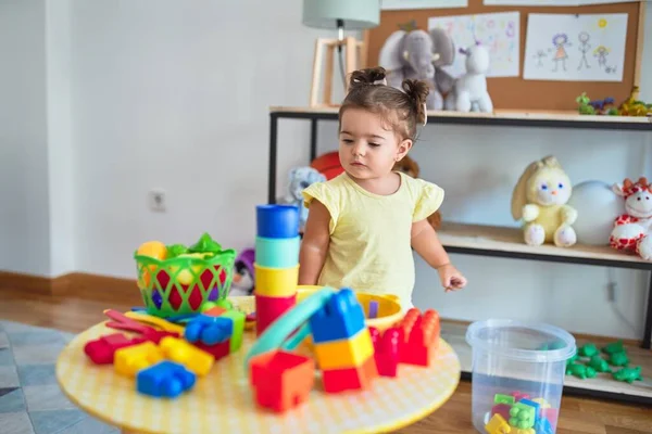 Schönes Kleinkind Steht Mit Spielzeug Auf Tisch Kindergarten Spielen — Stockfoto