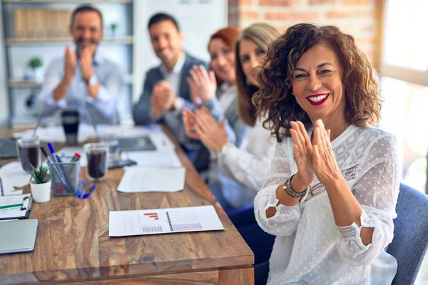 Gruppo Imprenditori Sorridenti Felici Fiduciosi Lavorare Insieme Con Sorriso Sul — Foto Stock