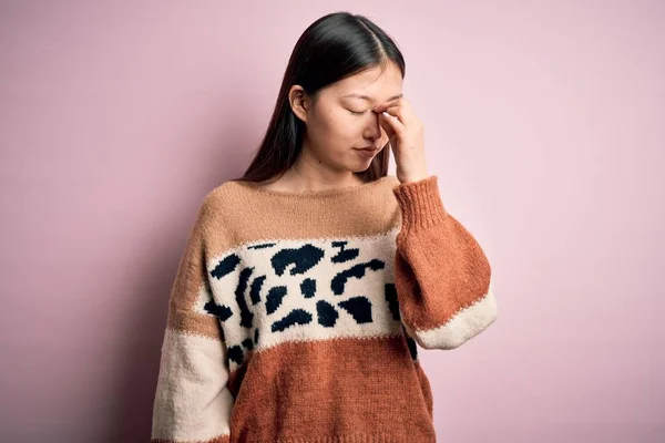 年轻美丽的亚洲女人穿着动物印花时装毛衣 披着粉色孤立的背景 疲惫地揉揉鼻子和眼睛 感觉疲劳和头痛 压力和挫败感概念 — 图库照片