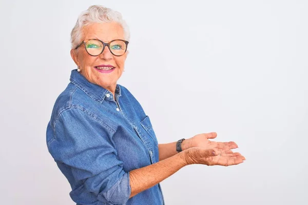 Anziana Donna Dai Capelli Grigi Indossa Camicia Jeans Occhiali Sfondo — Foto Stock