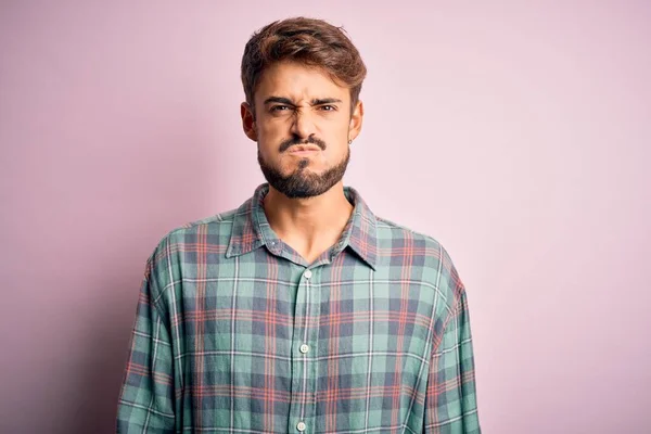 Joven Hombre Guapo Con Barba Vistiendo Camisa Casual Pie Sobre — Foto de Stock