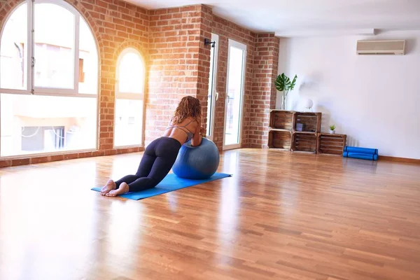 Mujer Deportista Hermosa Mediana Edad Haciendo Ejercicio Usando Pelota Fitness — Foto de Stock