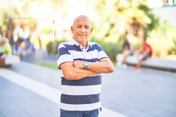 Hombre Guapo Mayor Sonriendo Feliz Confiado Pie Con Sonrisa Cara — Foto de Stock