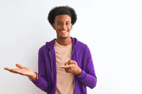 Hombre Afroamericano Vistiendo Sudadera Púrpura Pie Sobre Fondo Blanco Aislado —  Fotos de Stock