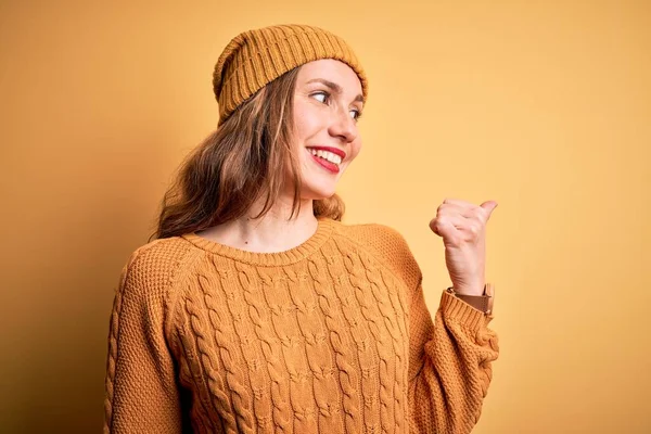 Junge Schöne Blonde Frau Trägt Lässigen Pullover Und Wollmütze Über — Stockfoto
