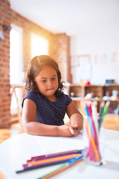 Menina Bonita Criança Desenho Bonito Desenhar Usando Lápis Coloridos Jardim — Fotografia de Stock