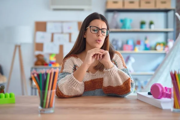 Joven Mujer Hermosa Maestra Con Suéter Gafas Sentadas Escritorio Jardín — Foto de Stock