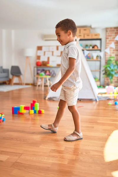 Bella Afro Americana Bambino Piedi Sorridente Intorno Sacco Giocattoli All — Foto Stock