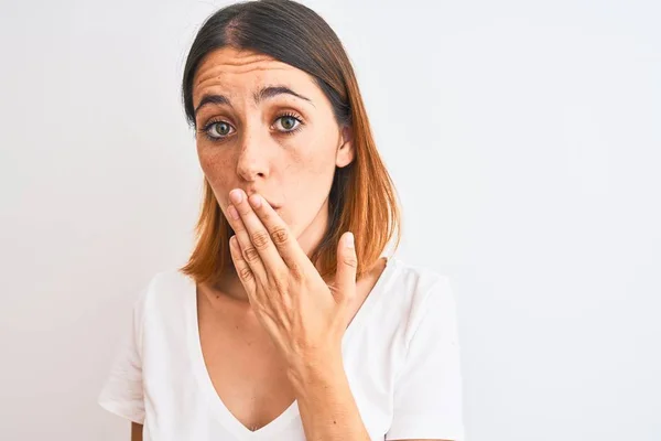 Hermosa Pelirroja Vistiendo Casual Camiseta Blanca Sobre Fondo Aislado Cubrir —  Fotos de Stock