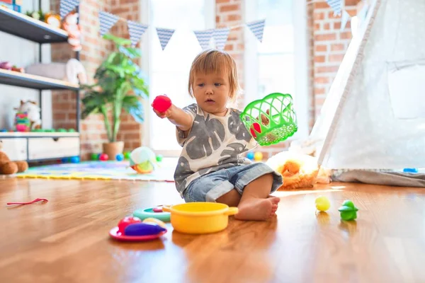 Criança Adorável Sentado Chão Jogando Refeições Usando Talheres Plástico Comida — Fotografia de Stock