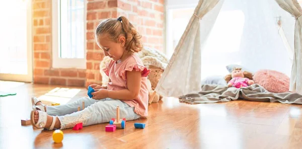 Bela Menina Loira Brincando Com Trem Jardim Infância — Fotografia de Stock