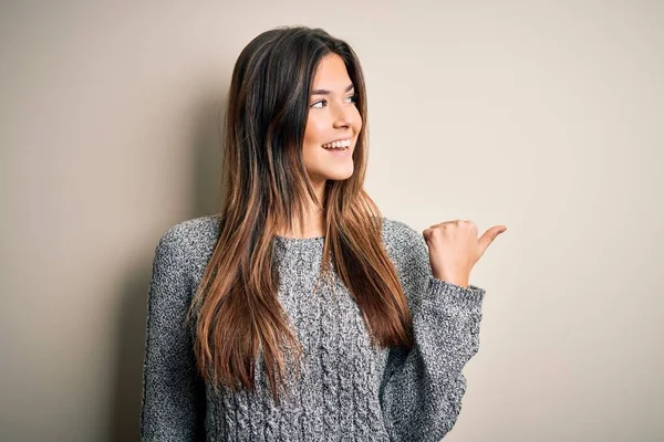 Jong Mooi Meisje Dragen Casual Trui Staan Geïsoleerde Witte Achtergrond — Stockfoto