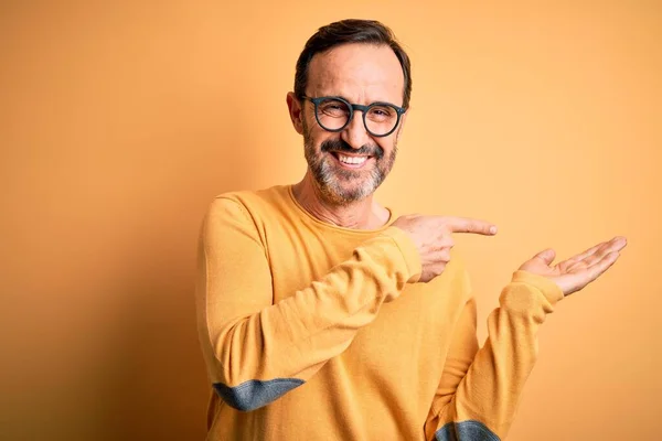 Middelbare Leeftijd Hamsterman Dragen Casual Trui Bril Geïsoleerde Gele Achtergrond — Stockfoto