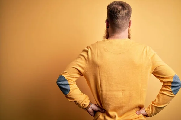 Bonito Irlandês Ruiva Homem Com Barba Vestindo Óculos Sobre Amarelo — Fotografia de Stock