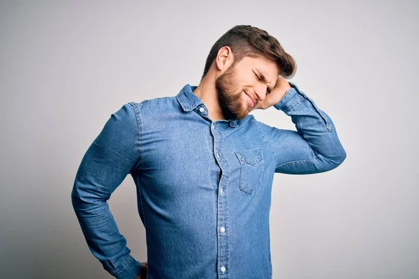 Joven Hombre Rubio Guapo Con Barba Ojos Azules Con Camisa —  Fotos de Stock