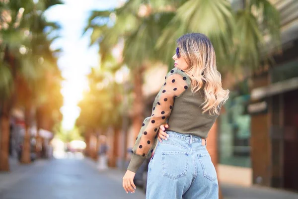 Joven Hermosa Mujer Con Gafas Sol Sonriendo Feliz Confiado Pie — Foto de Stock