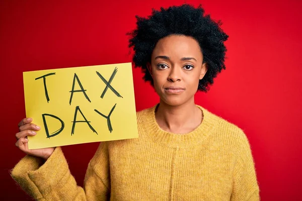 Mladá Afroamerická Afro Žena Kudrnatými Vlasy Drží Papír Daňovým Vzkazem — Stock fotografie