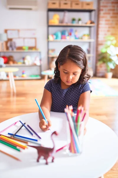 Όμορφο Κοριτσάκι Ζωγραφίζει Χαριτωμένο Σχέδιο Χρησιμοποιώντας Χρωματιστά Μολύβια Στο Νηπιαγωγείο — Φωτογραφία Αρχείου