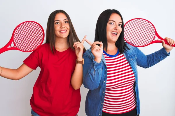 Jonge Mooie Sportvrouwen Houden Tennis Racket Staande Geïsoleerde Witte Achtergrond — Stockfoto