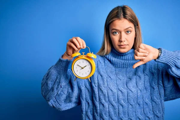 Young Beautiful Woman Holding Alarm Clock Standing Isolated Blue Background — ストック写真