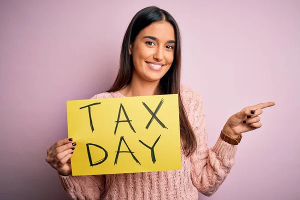 Junge Schöne Brünette Frau Hält Papier Mit Tagesmeldung Über Rosa — Stockfoto