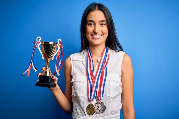 Jovem Bela Morena Bem Sucedida Mulher Vestindo Medalhas Segurando Troféu — Fotografia de Stock