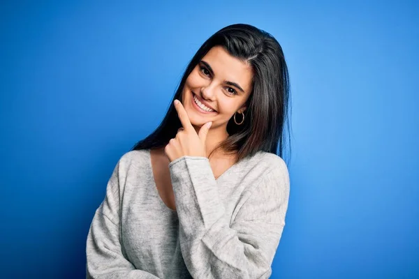 Young Beautiful Brunette Woman Wearing Casual Sweater Standing Blue Background — 스톡 사진