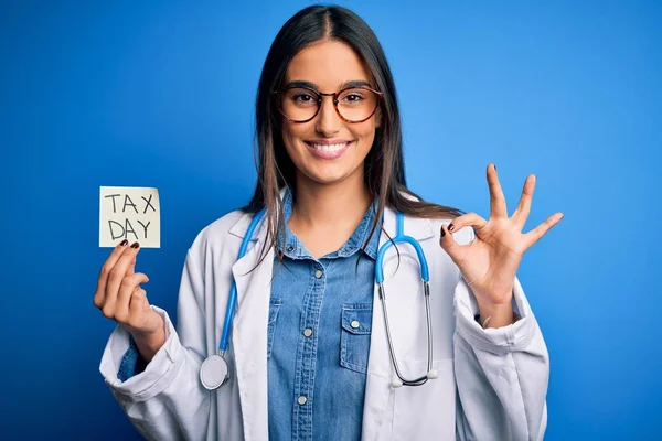 Jonge Arts Vrouw Dragen Stethoscoop Houden Van Papier Met Fiscale — Stockfoto