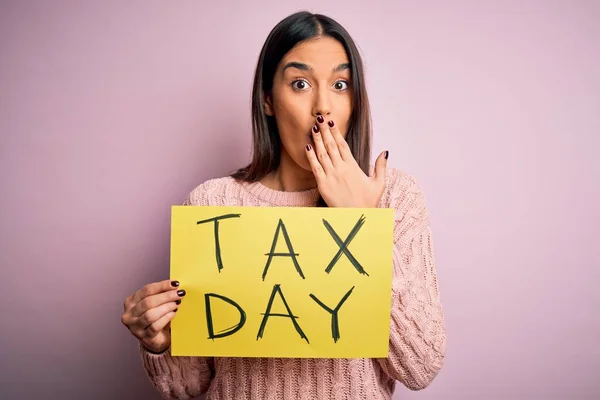 Jong Mooi Brunette Vrouw Vasthouden Papier Met Fiscale Dag Bericht — Stockfoto