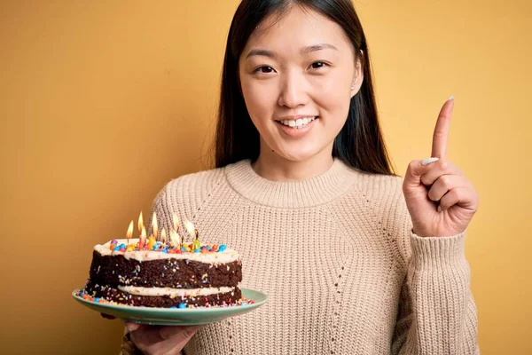 Junge Asiatische Frau Hält Geburtstagstorte Mit Kerzen Die Auf Gelbem — Stockfoto