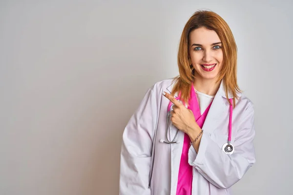 Rotschopf Kaukasische Ärztin Trägt Rosa Stethoskop Über Isoliertem Hintergrund Fröhlich — Stockfoto