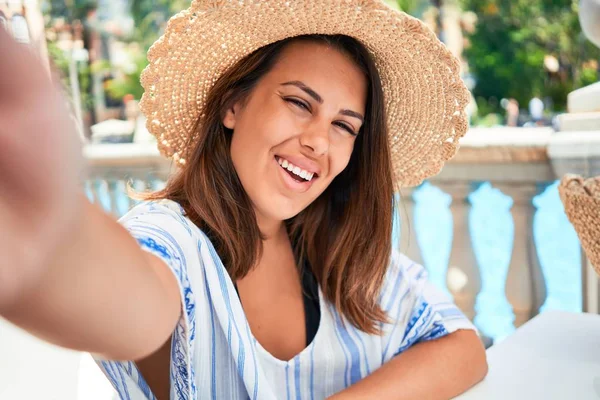 休日はホテルリゾートで夏の晴れた日を楽しむ幸せな笑顔のスマートフォンで自撮り若い美しい女性 — ストック写真