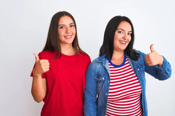 Jóvenes Mujeres Hermosas Con Ropa Casual Pie Sobre Fondo Blanco — Foto de Stock